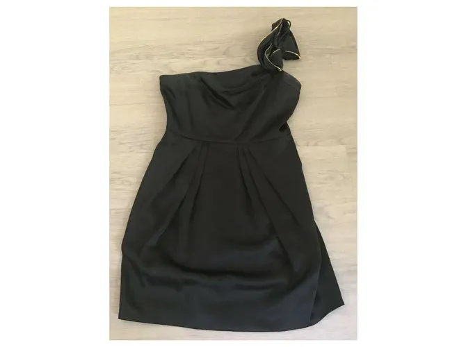 Bcbg Max Azria Un vestido de hombro Negro Dorado 