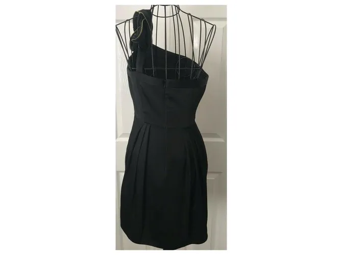 Bcbg Max Azria Un vestido de hombro Negro Dorado 