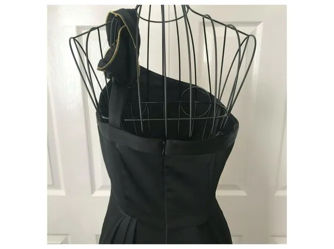 Bcbg Max Azria Un vestido de hombro Negro Dorado 
