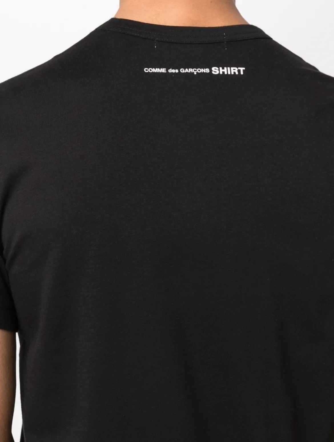 CAMISETA BASICA NEGRA LOGOTIPO CUELLO