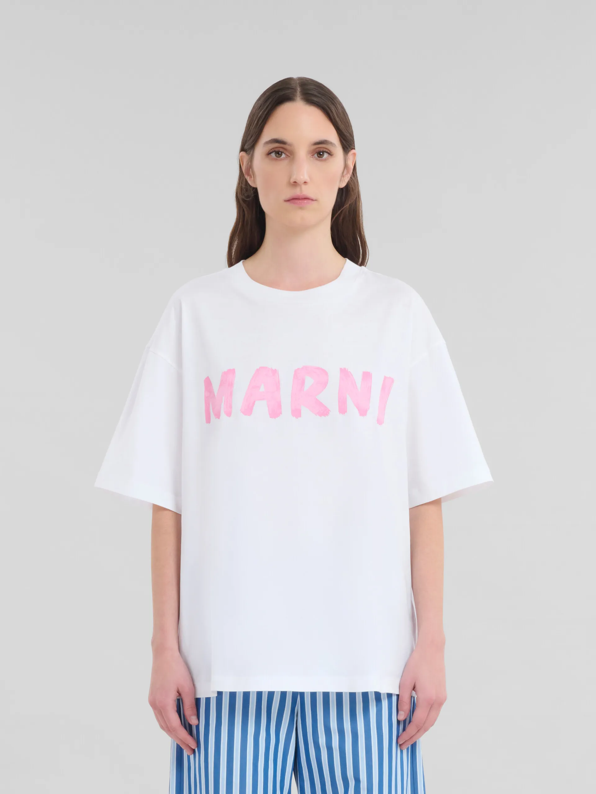 Camiseta blanca de algodón ecológico con logotipo