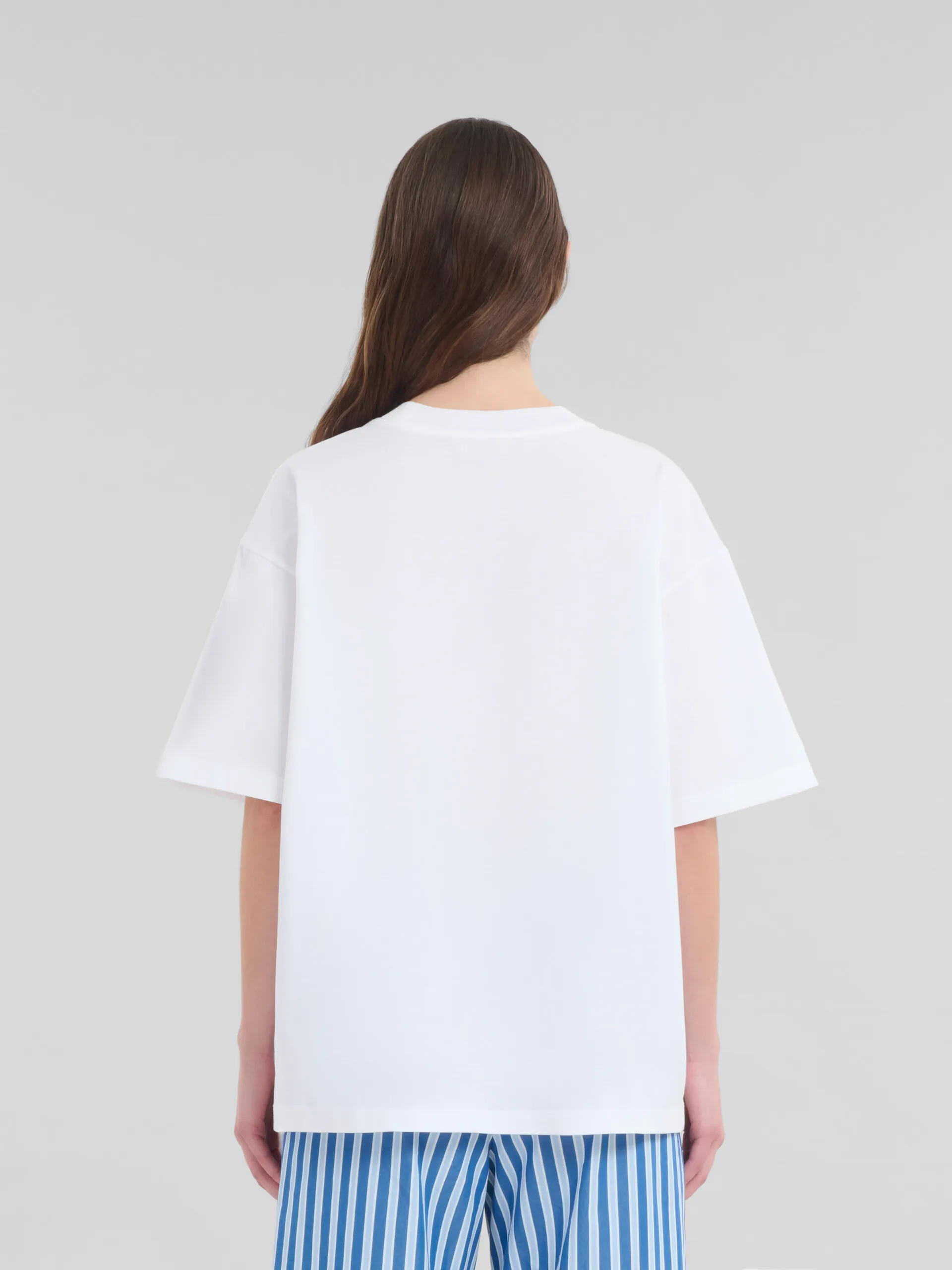 Camiseta blanca de algodón ecológico con logotipo