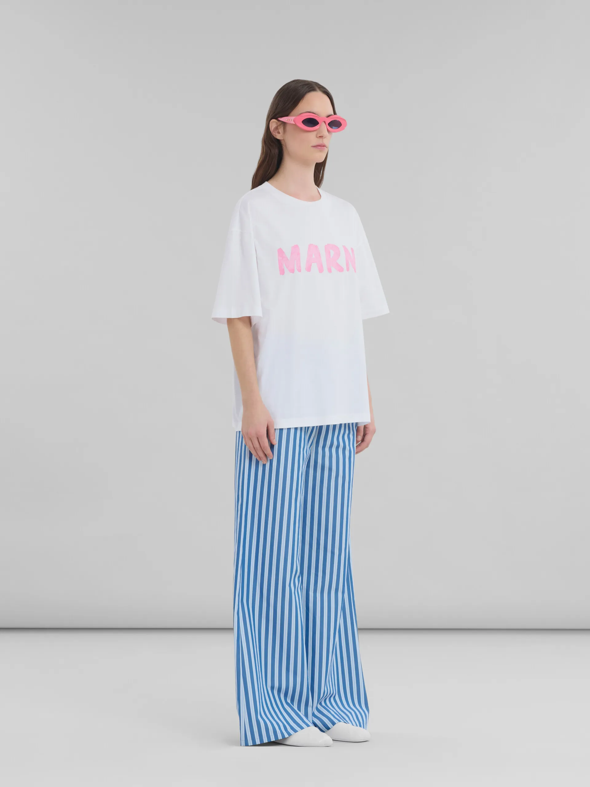 Camiseta blanca de algodón ecológico con logotipo