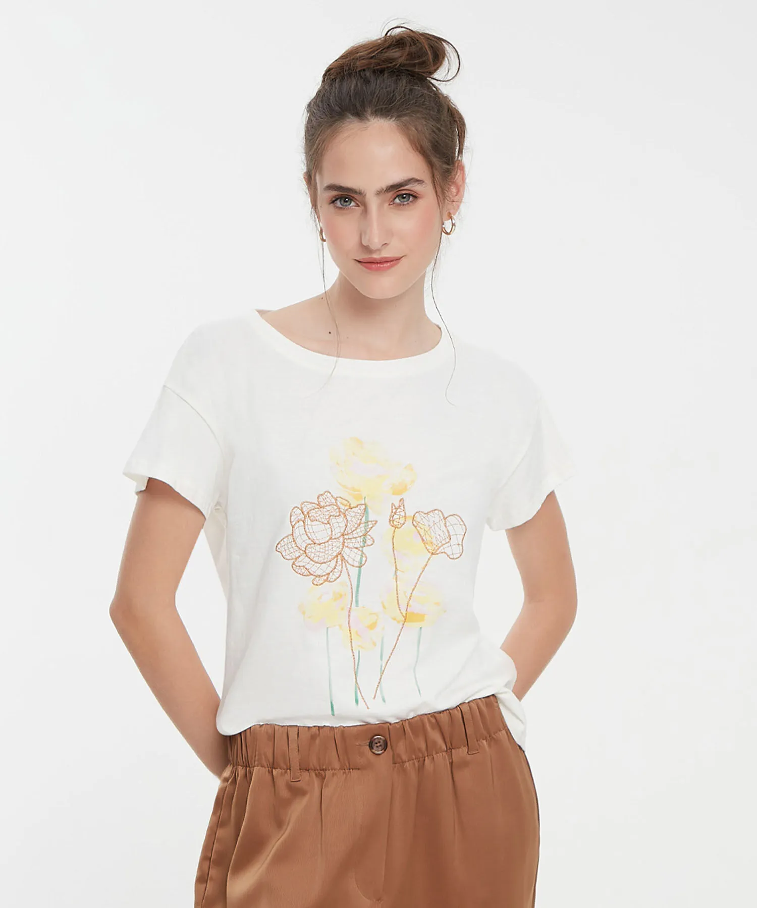 CAMISETA CON ESTAMPADO DE FLORES
