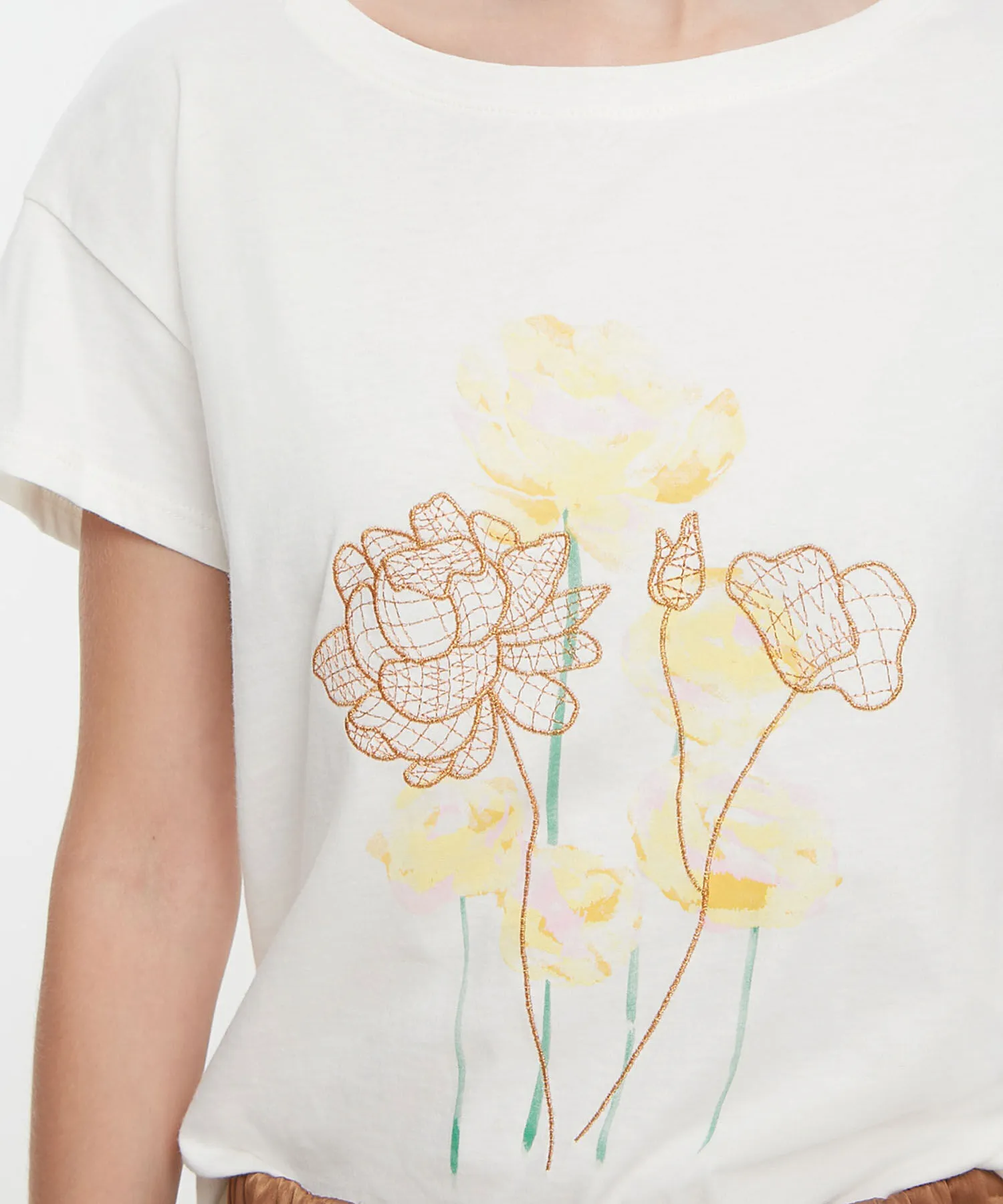 CAMISETA CON ESTAMPADO DE FLORES