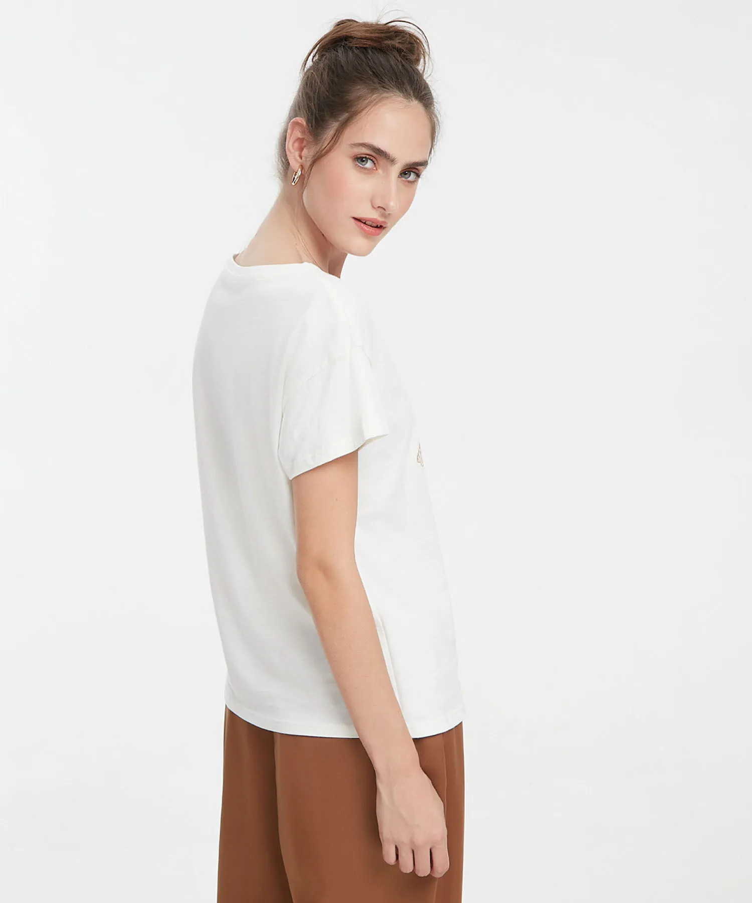 CAMISETA CON ESTAMPADO DE FLORES