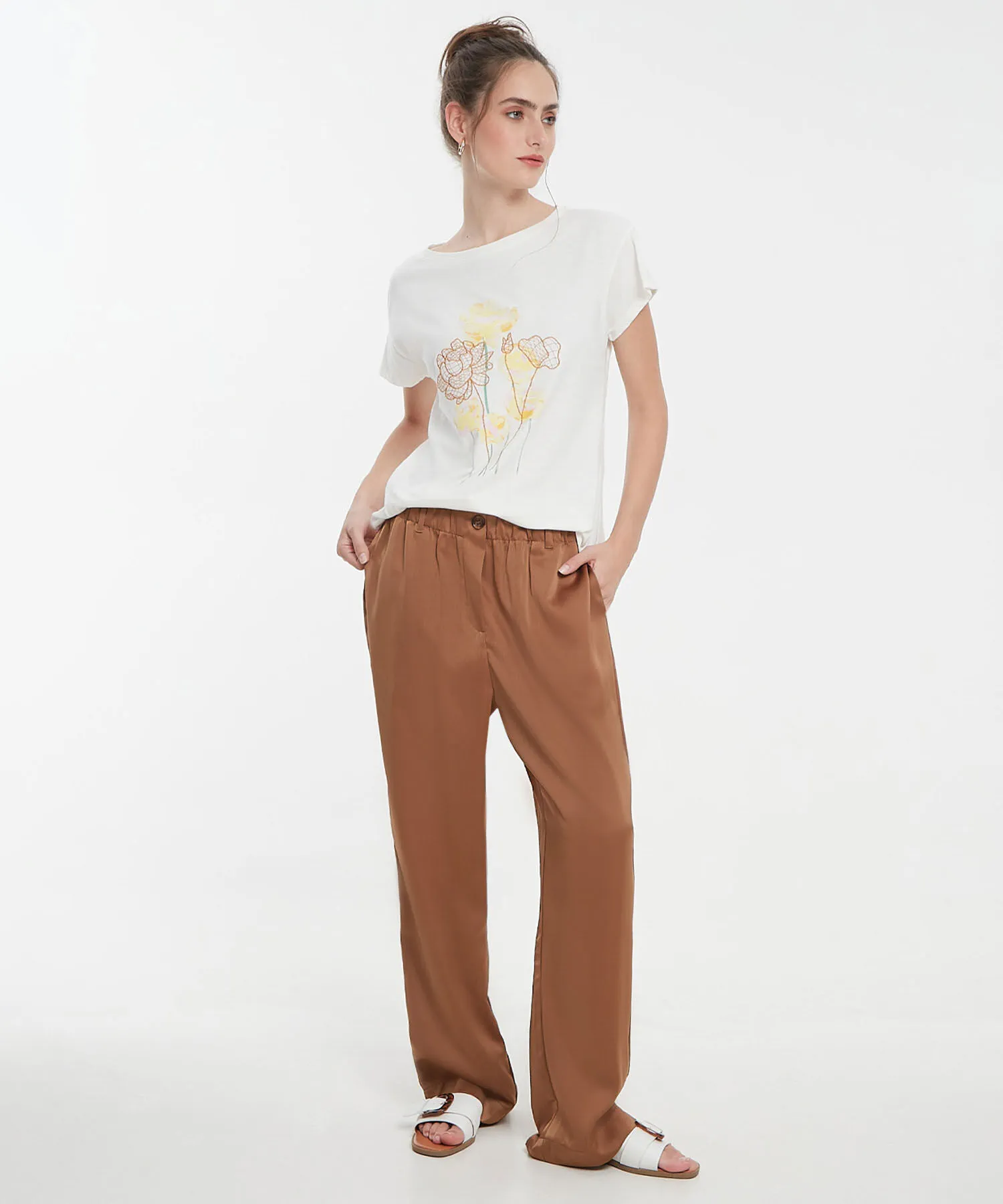 CAMISETA CON ESTAMPADO DE FLORES