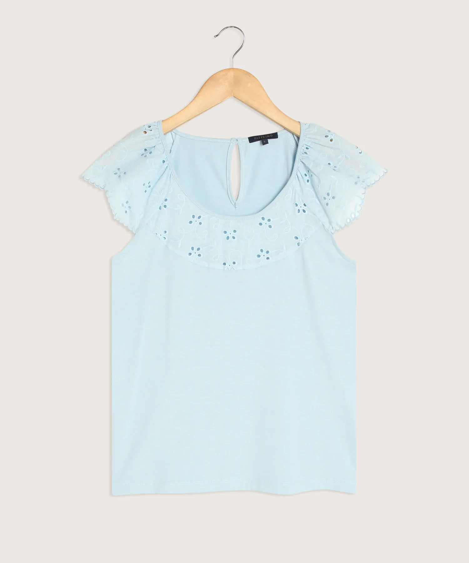 CAMISETA MANGA RAGLAN CON DETALLE EN OJALILLO EN FRENTE Y MANGAS