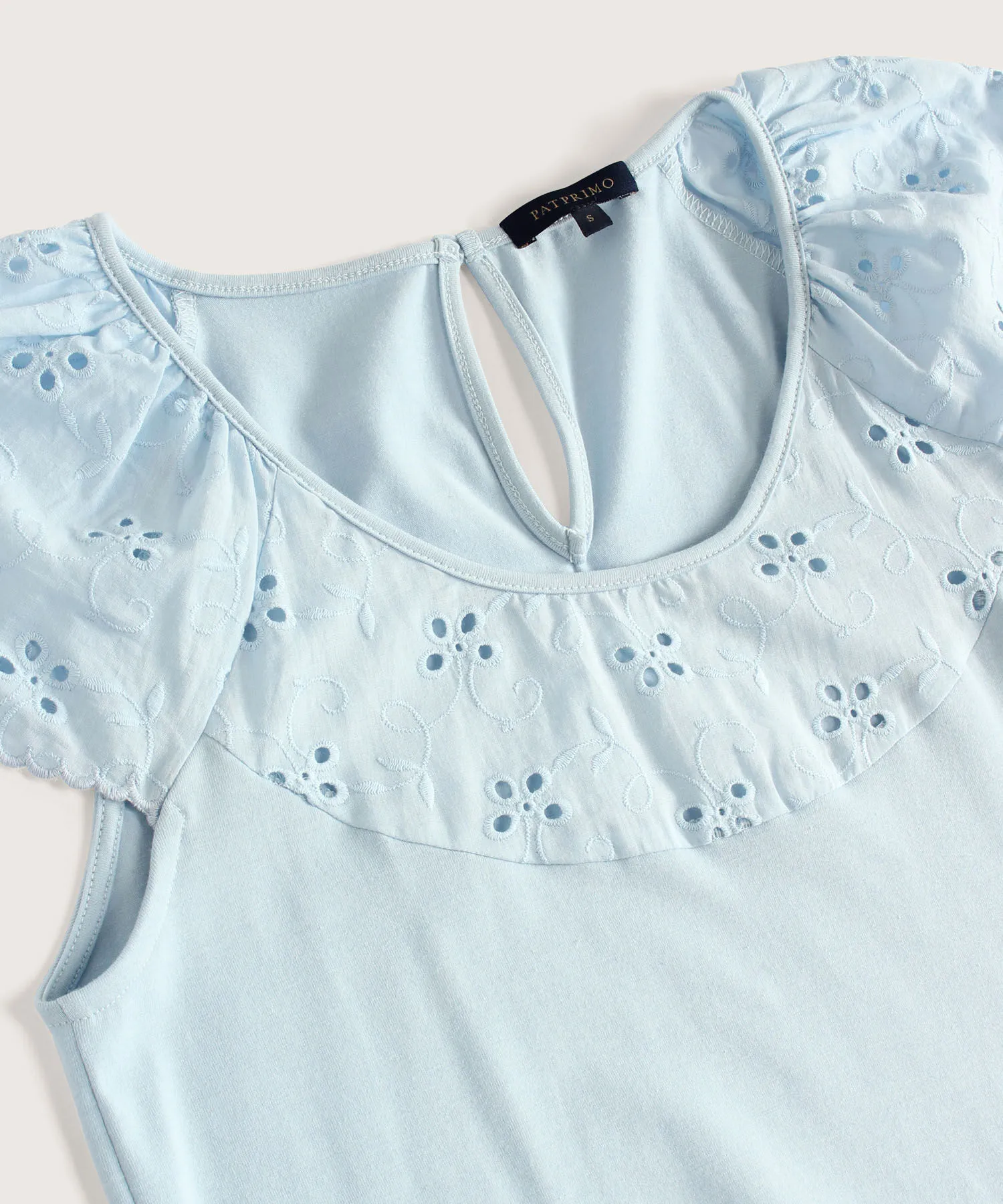 CAMISETA MANGA RAGLAN CON DETALLE EN OJALILLO EN FRENTE Y MANGAS