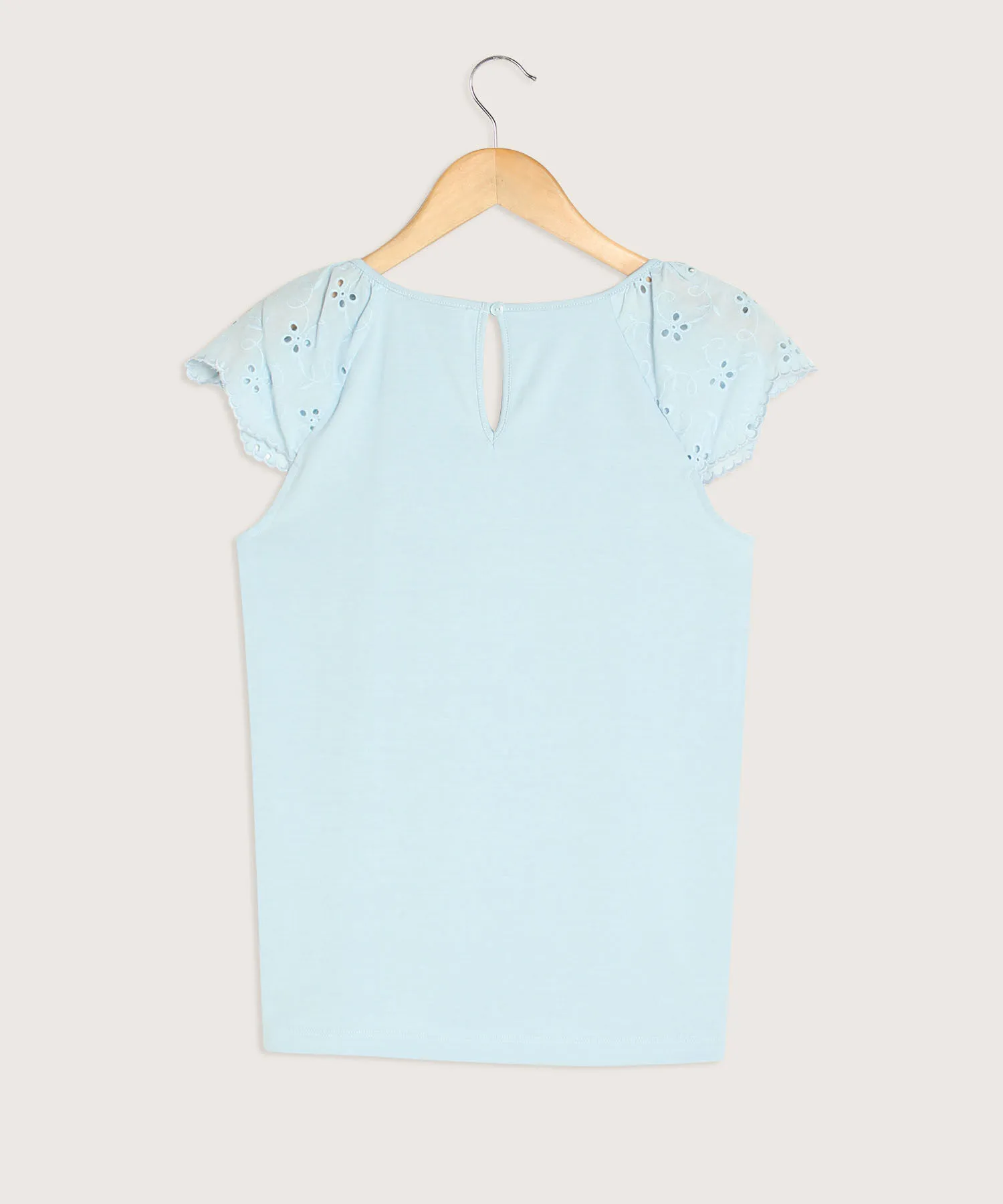 CAMISETA MANGA RAGLAN CON DETALLE EN OJALILLO EN FRENTE Y MANGAS
