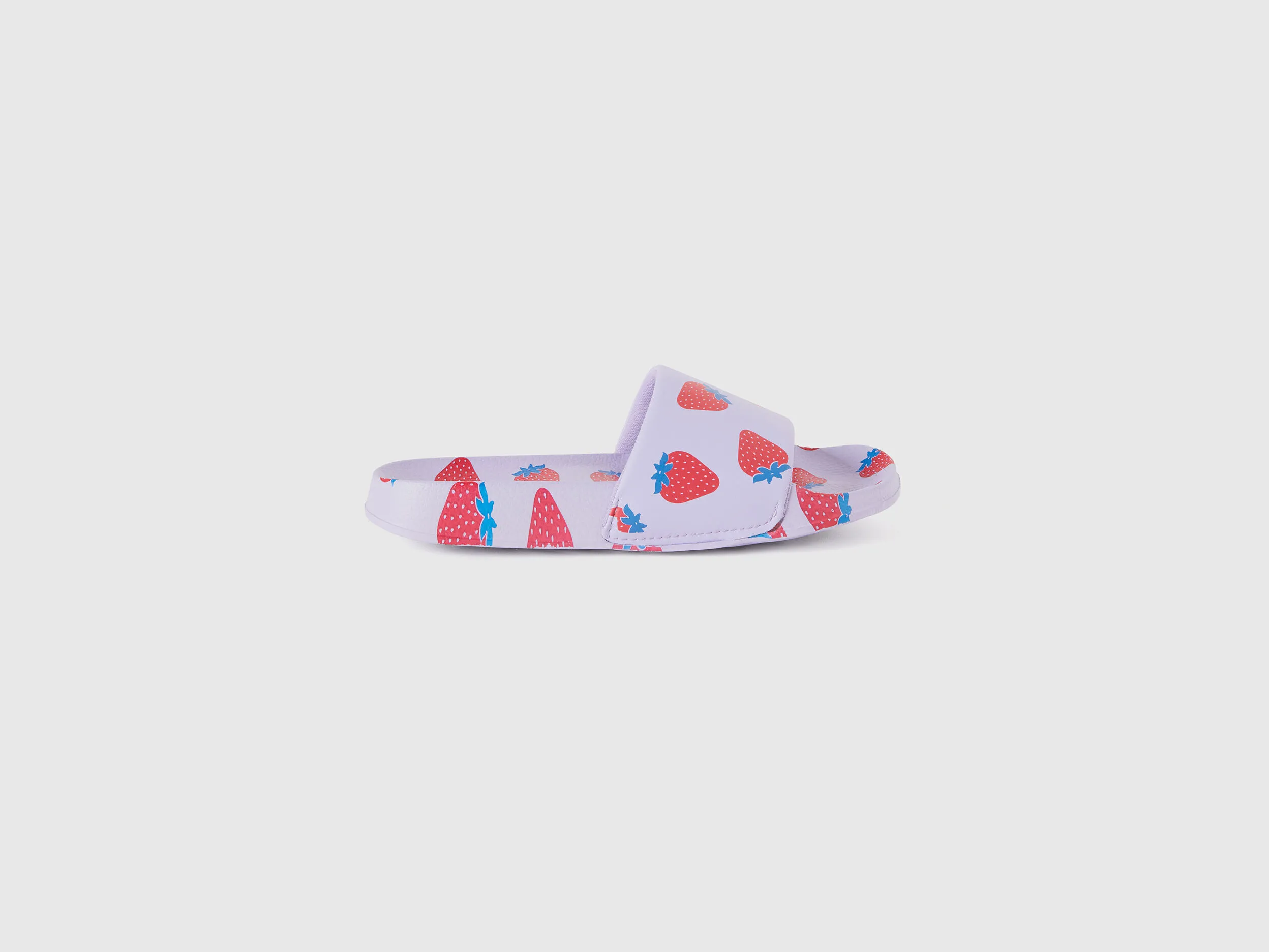 Chanclas con estampado de fresas