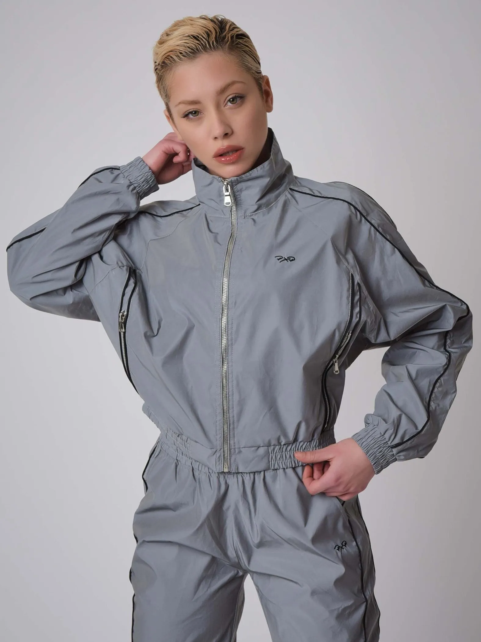 Chaqueta oversize elástica con cuello alto y ribetes reflectantes