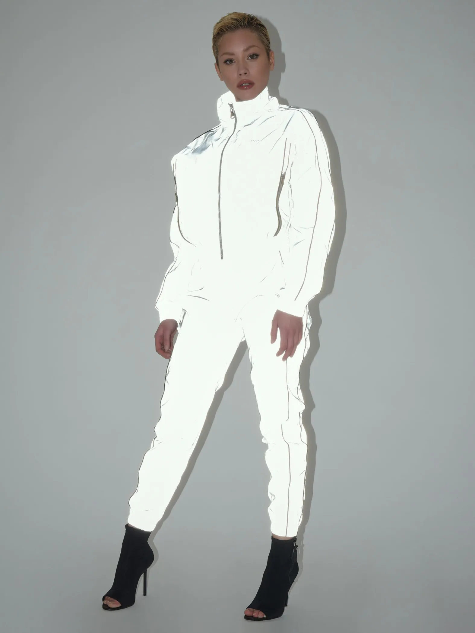 Chaqueta oversize elástica con cuello alto y ribetes reflectantes