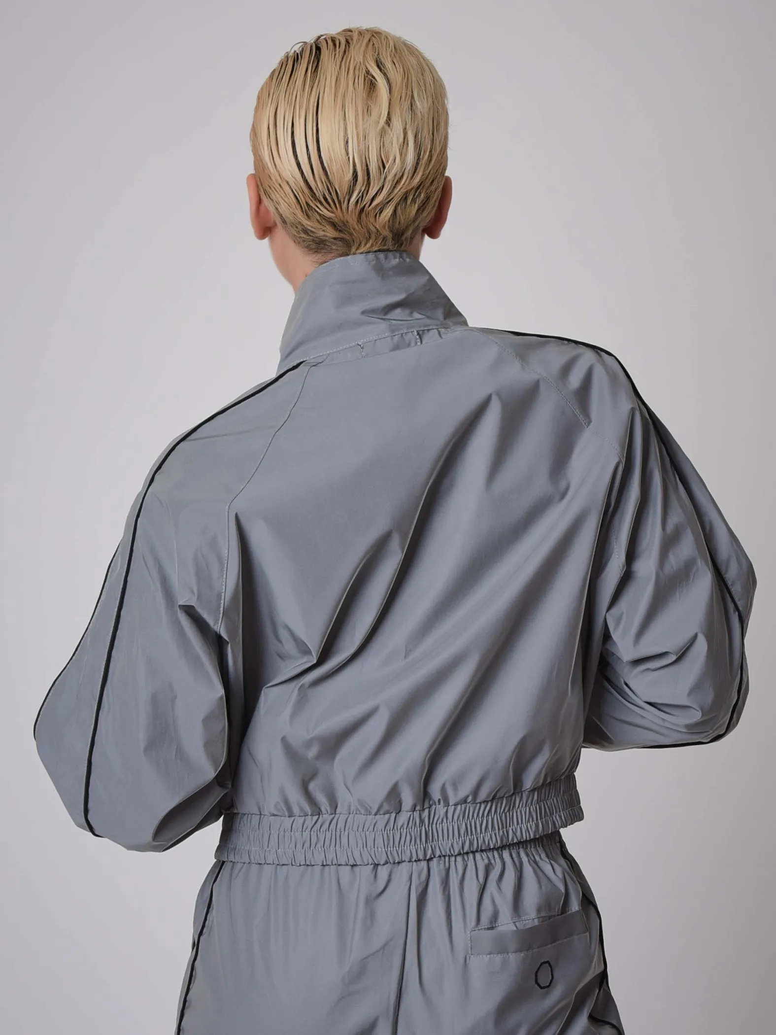 Chaqueta oversize elástica con cuello alto y ribetes reflectantes