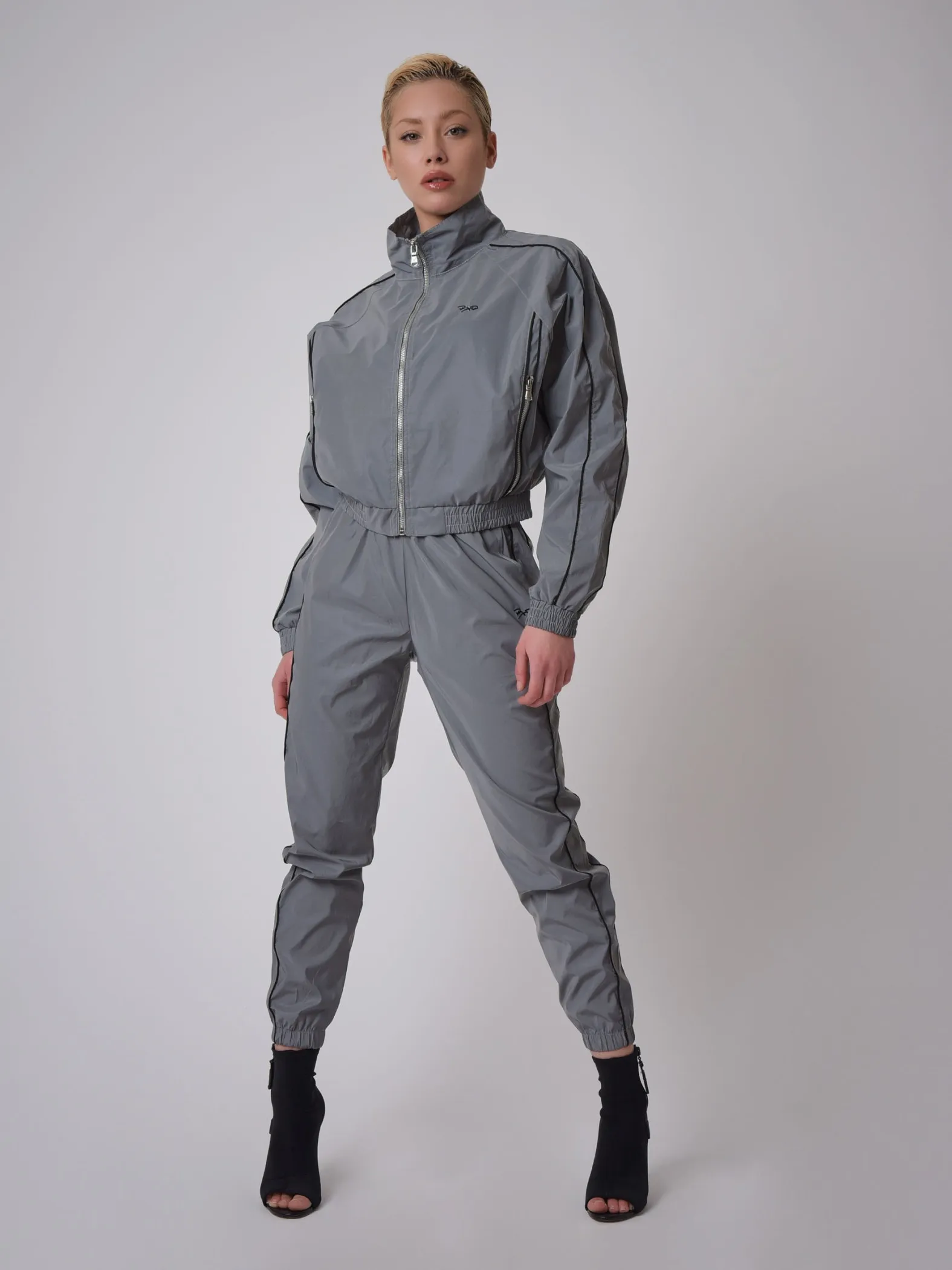 Chaqueta oversize elástica con cuello alto y ribetes reflectantes