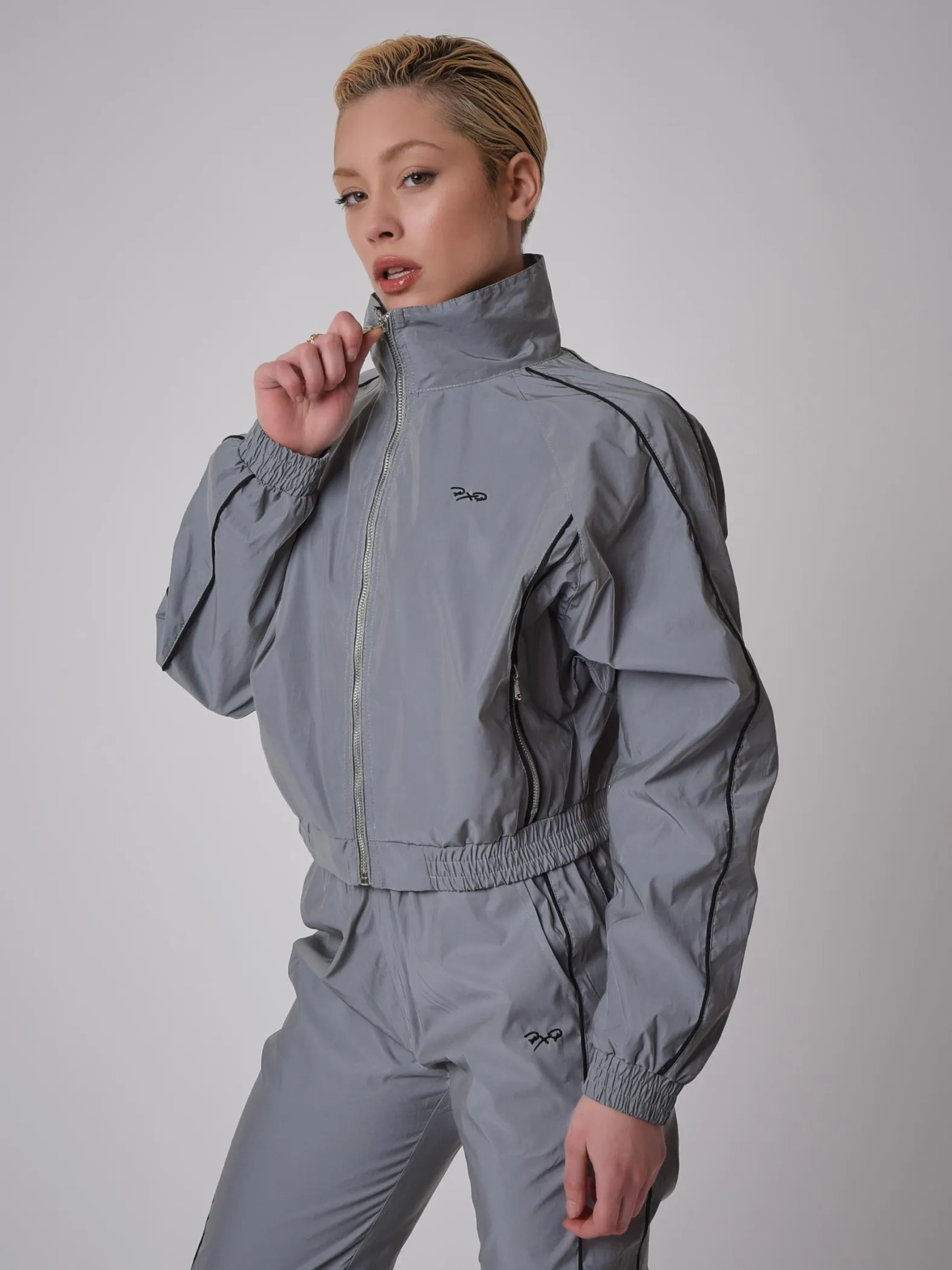 Chaqueta oversize elástica con cuello alto y ribetes reflectantes