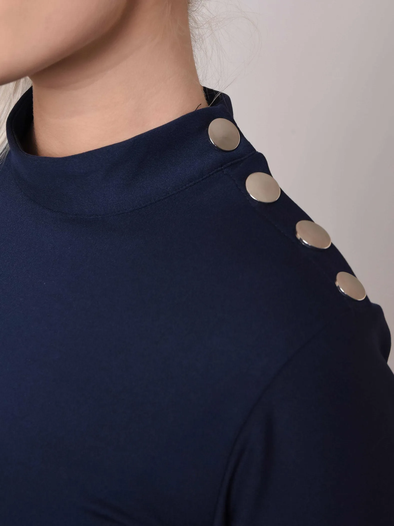 Jersey de cuello alto estilo oficial con botones plateados