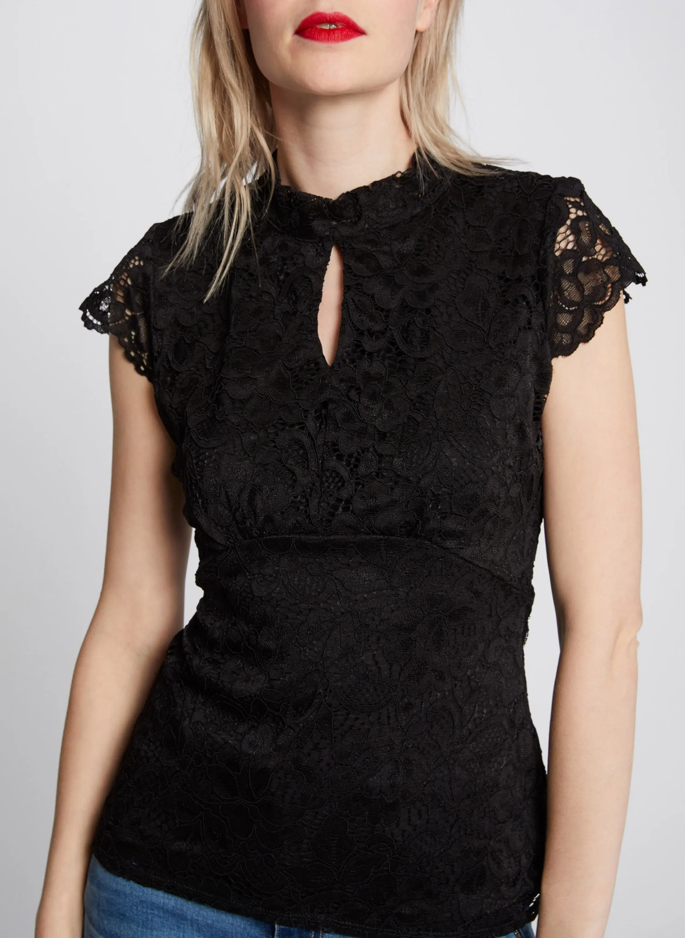 MORGAN DNEMA.N  TOP DE ENCAJE CON CUELLO ALTO EN NEGRO