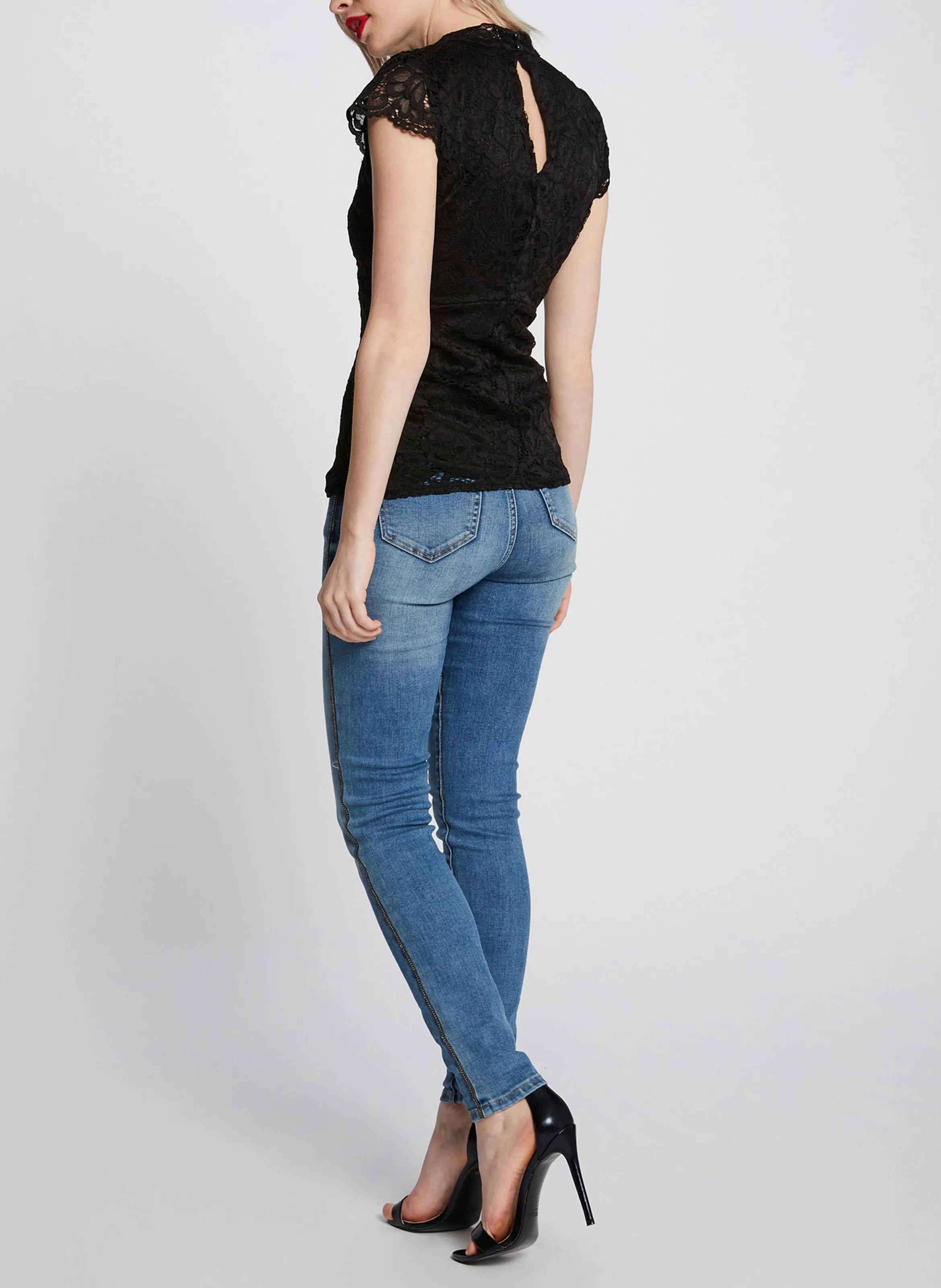 MORGAN DNEMA.N  TOP DE ENCAJE CON CUELLO ALTO EN NEGRO