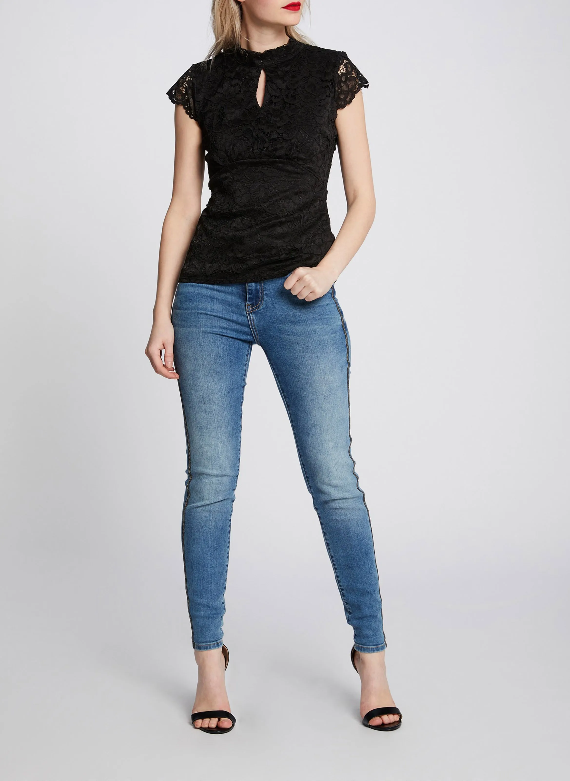 MORGAN DNEMA.N  TOP DE ENCAJE CON CUELLO ALTO EN NEGRO