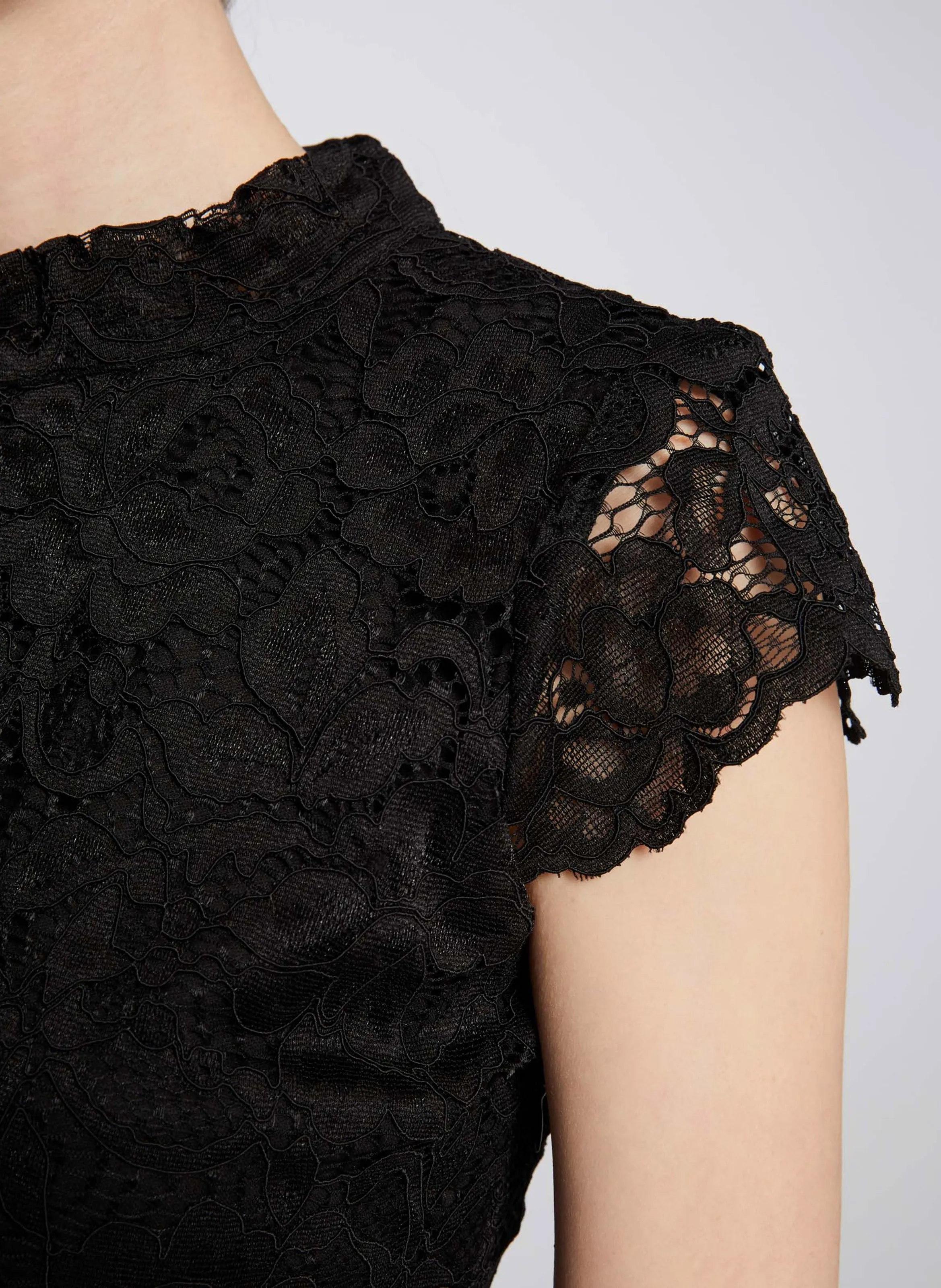 MORGAN DNEMA.N  TOP DE ENCAJE CON CUELLO ALTO EN NEGRO