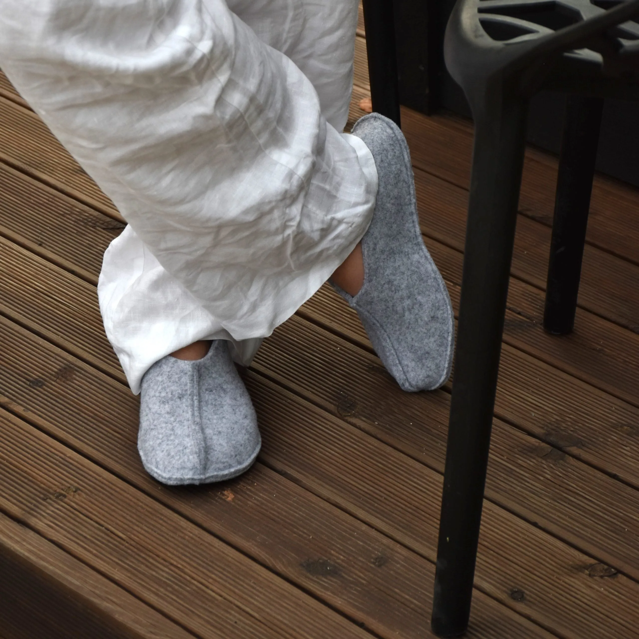 OMAKING  TOHKRI GREY  BABUCHAS DE CASA BAREFOOT DE FIELTRO