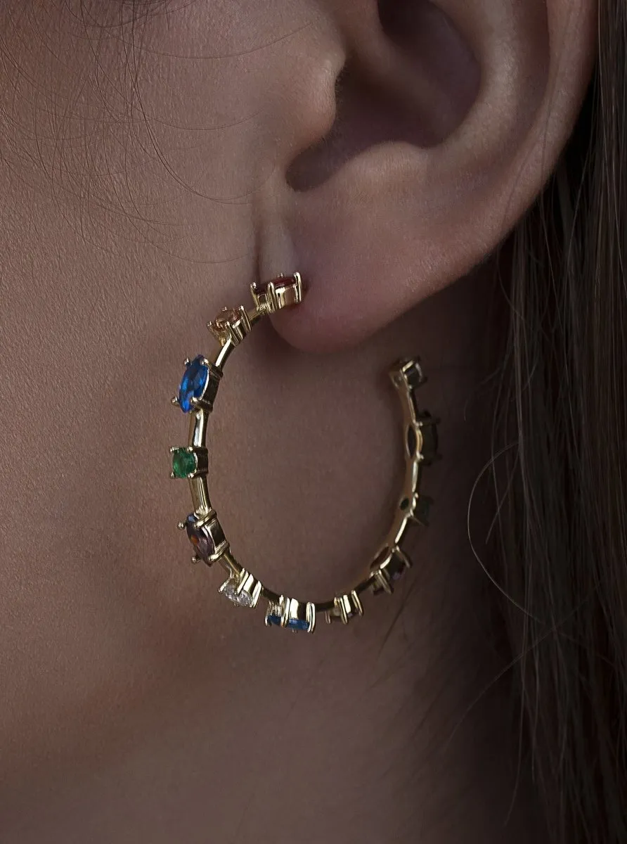 Pendientes aros con piedras brillantes dispuestas linealmente