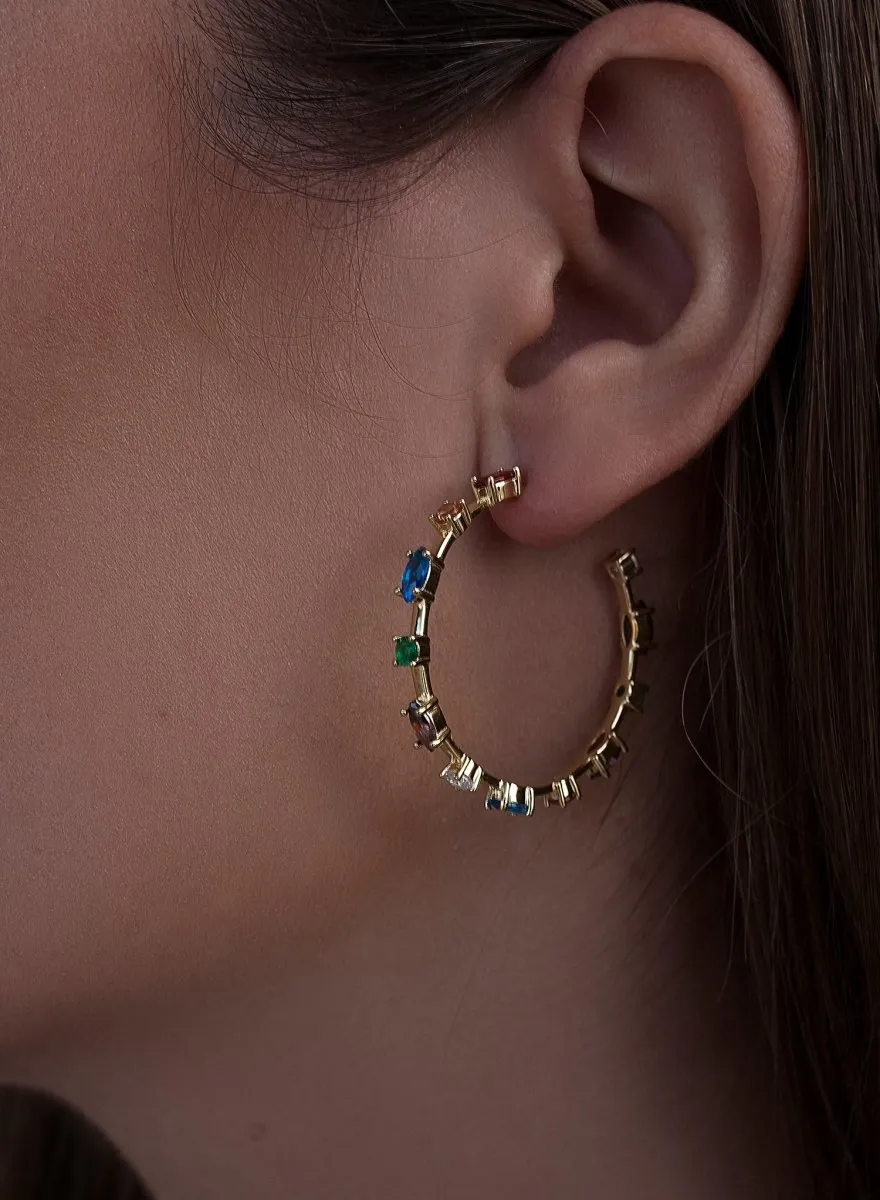 Pendientes aros con piedras brillantes dispuestas linealmente