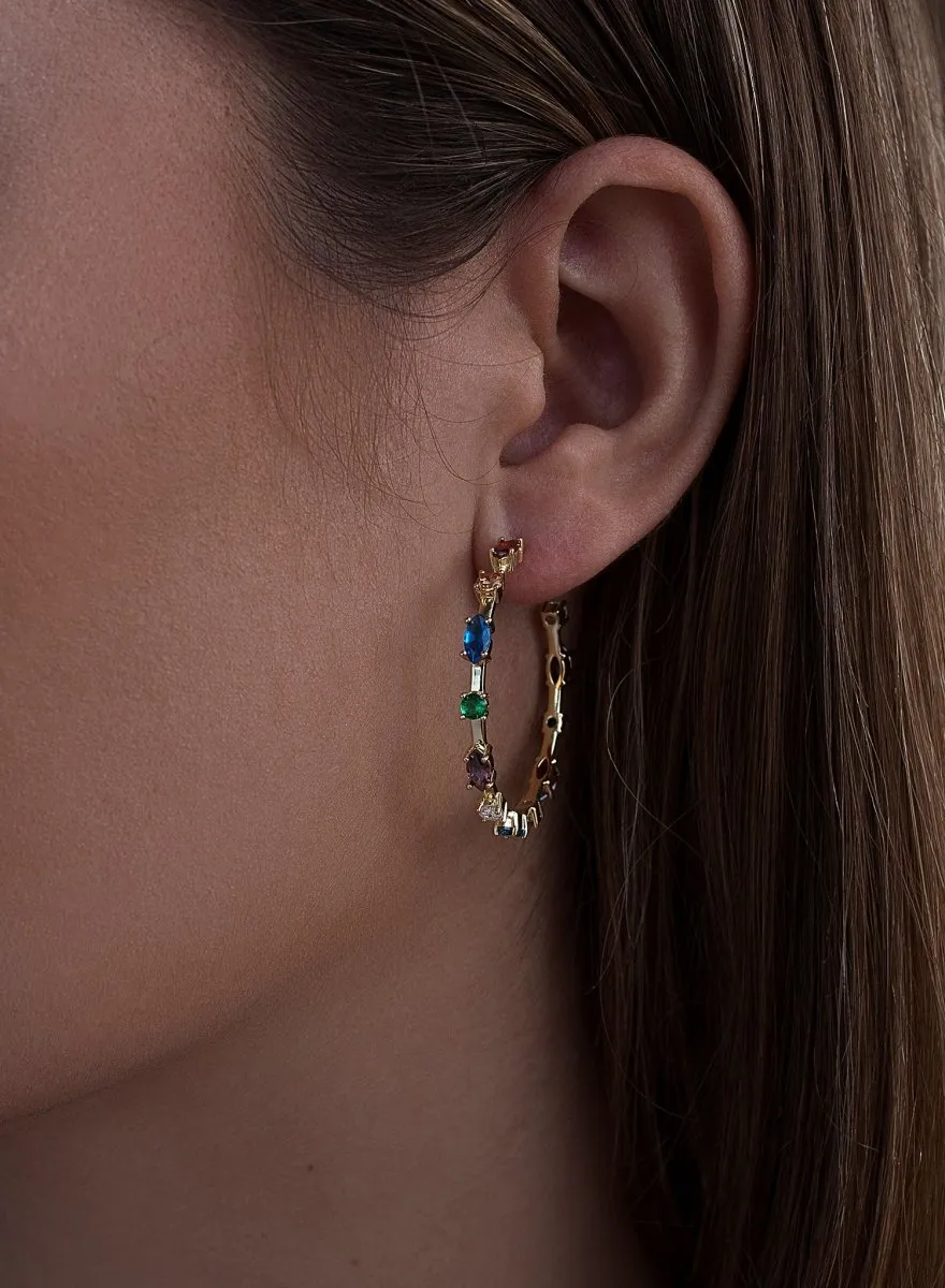 Pendientes aros con piedras brillantes dispuestas linealmente