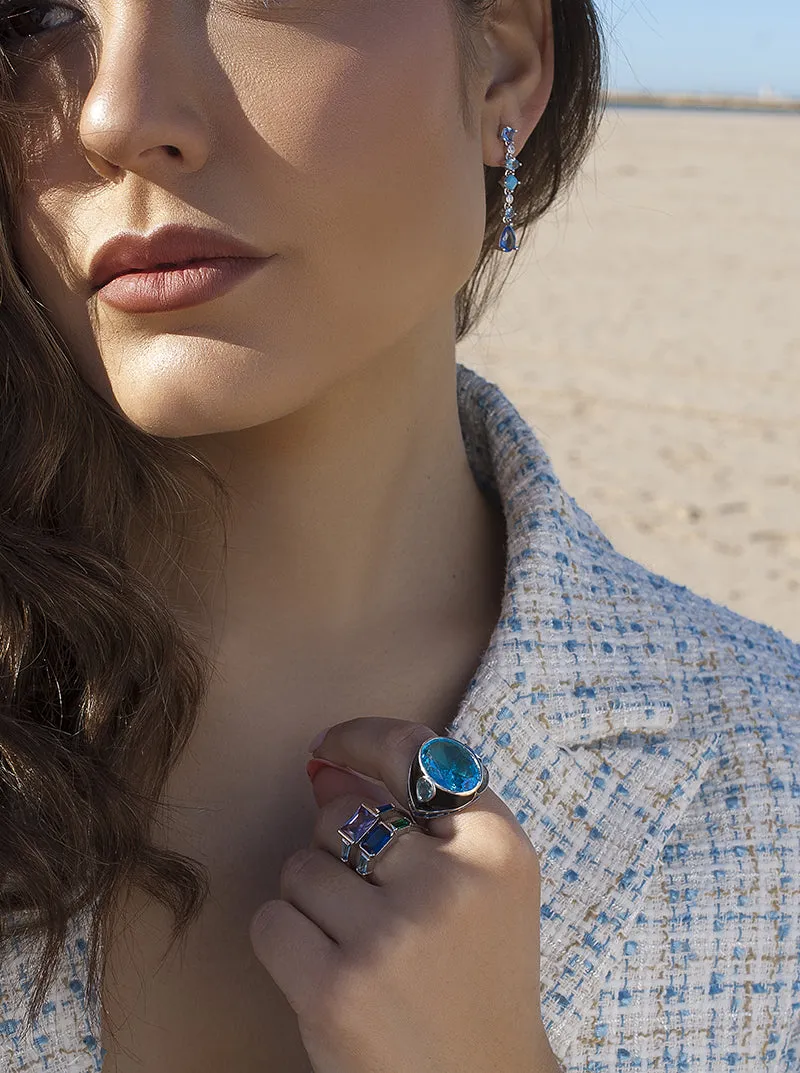Pendientes largos con gemas en tonos azules en diferentes formas
