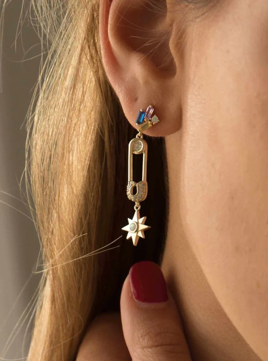 Pendientes largos motivo de imperdible y estrella con circonitas
