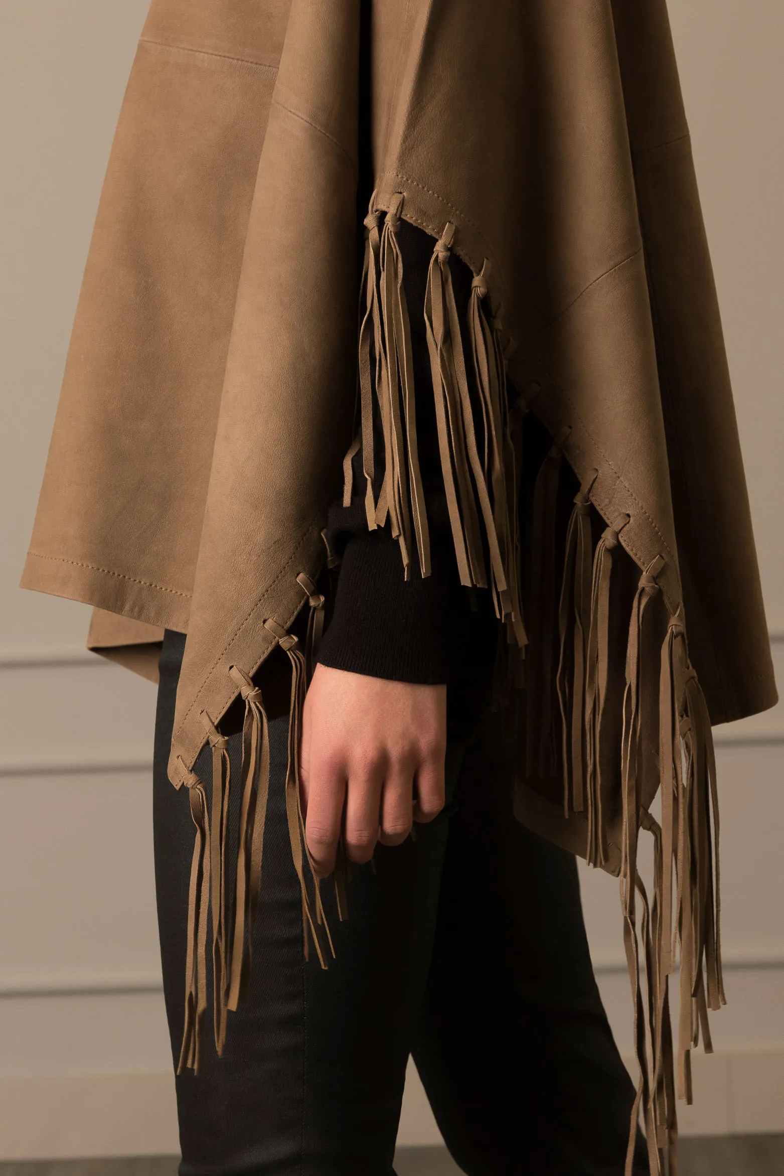 Poncho atenea de cuero para mujer manga 3 4 Tabaco