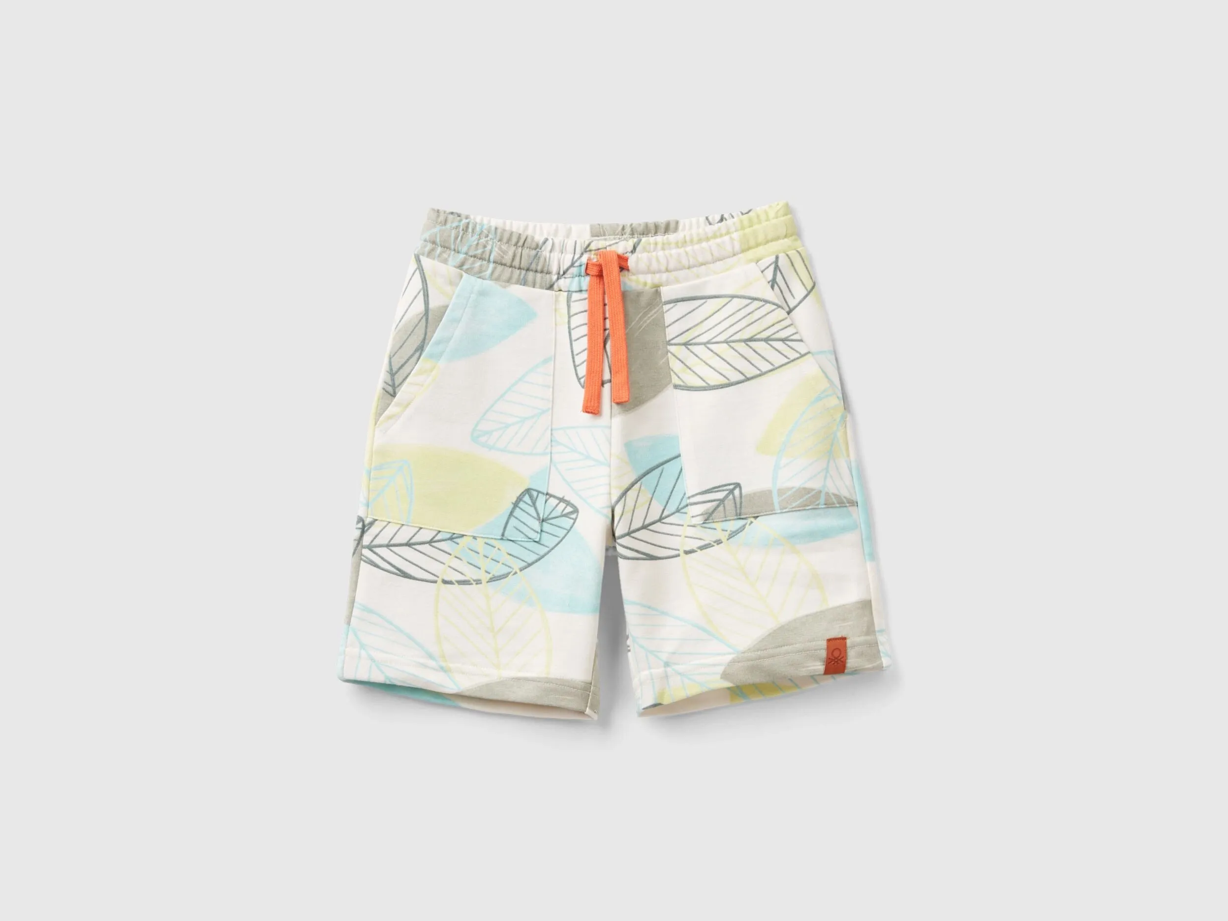Shorts con estampado de hojas