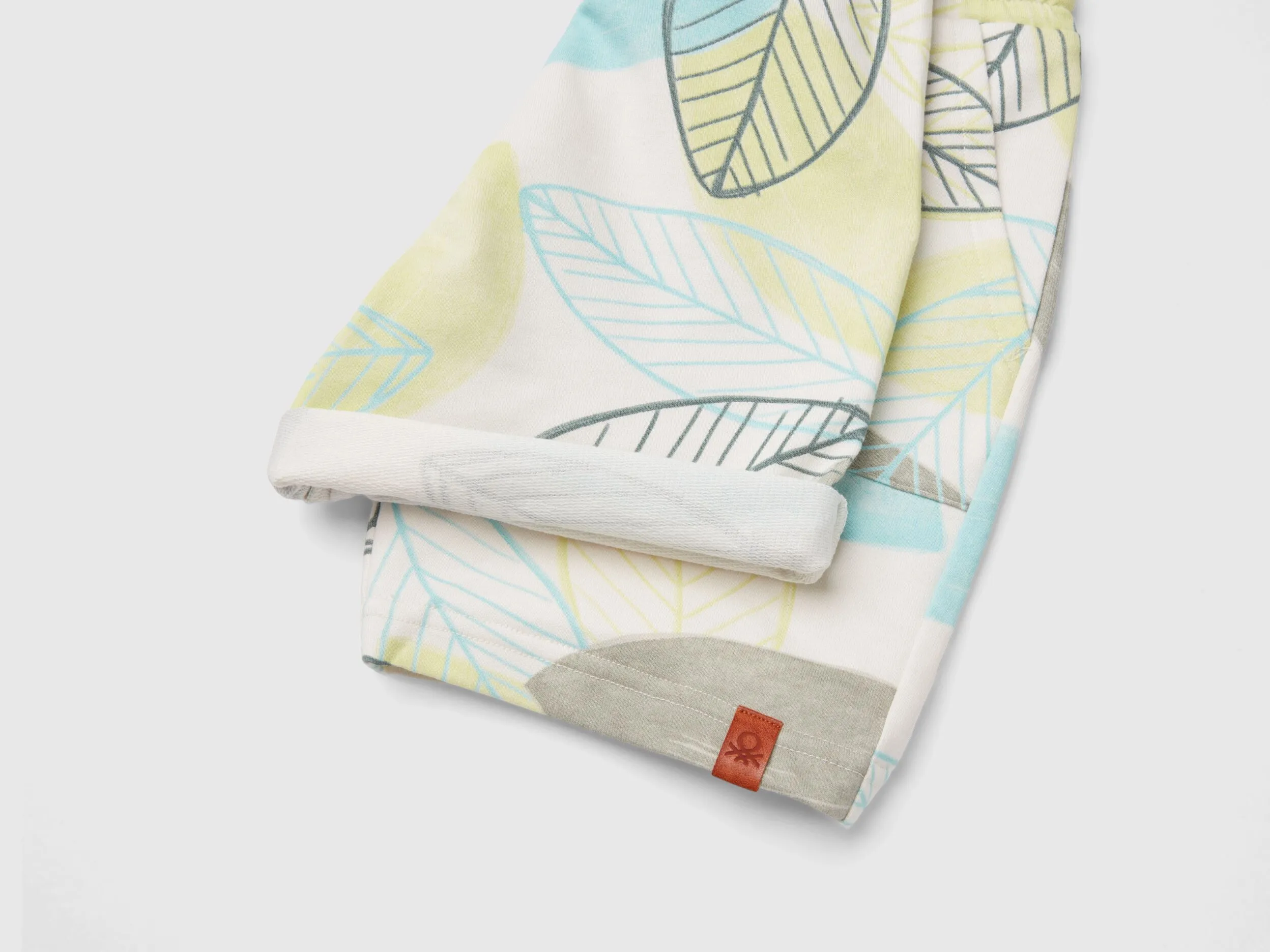 Shorts con estampado de hojas
