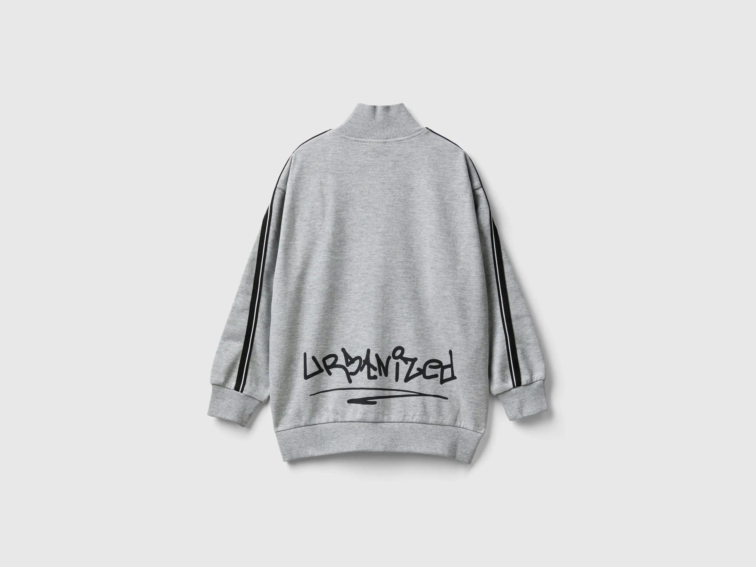 Sudadera de cuello alto con estampado de grafiti