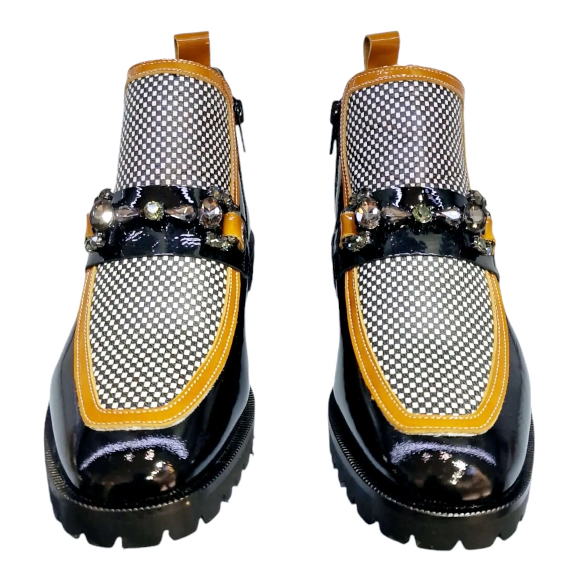 ZAPATO ABOTINADO ADORNO EMPEINE PLANTILLA EXTRAIBLE MUJER CHAROL NEGRO